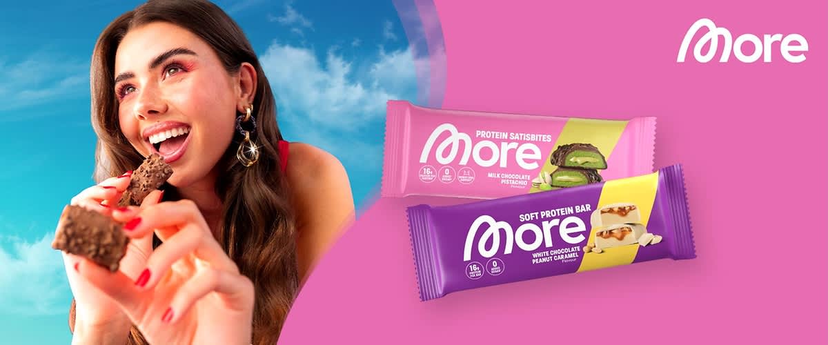 Zwei Proteinriegel von der Marke More, oben ein rosa Riegel mit der Aufschrift „Protein Satisfbites Milk Chocolate Pistachio“, unten ein lila Riegel mit der Aufschrift „Soft Protein Bar White Chocolate Peanut Caramel“