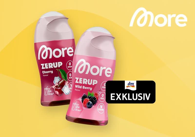Zwei Flaschen der Marke More mit der Aufschrift „ZERUP Cherry“ und „ZERUP Wild Berry“ auf einem gelben Hintergrund. Beide Flaschen zeigen Bilder von Früchten und Eiswürfeln. Oben rechts das More-Logo, unten das dm-Logo mit dem Wort „Exklusiv“