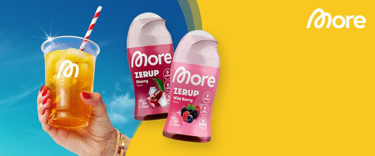 Zwei Flaschen der Marke More mit der Aufschrift „ZERUP Cherry“ und „ZERUP Wild Berry“ auf einem gelben Hintergrund. Beide Flaschen zeigen Bilder von Früchten und Eiswürfeln. Oben rechts das More-Logo.