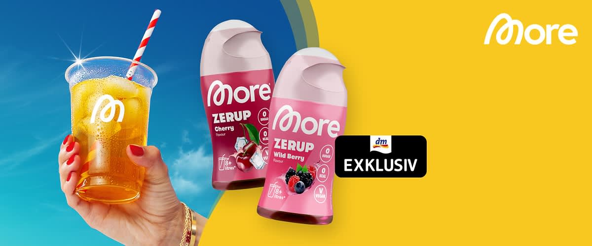 Zwei Flaschen der Marke More mit der Aufschrift „ZERUP Cherry“ und „ZERUP Wild Berry“ auf einem gelben Hintergrund. Beide Flaschen zeigen Bilder von Früchten und Eiswürfeln. Oben rechts das More-Logo, unten das dm-Logo mit dem Wort „Exklusiv“