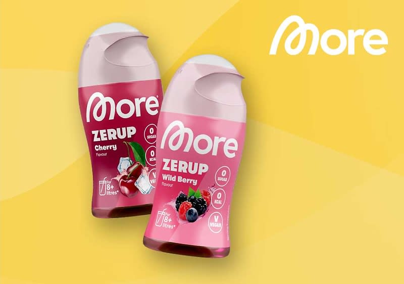 Zwei Flaschen der Marke More mit der Aufschrift „Zerup“ in den Sorten Cherry und Wild Berry vor einem gelben Hintergrund.