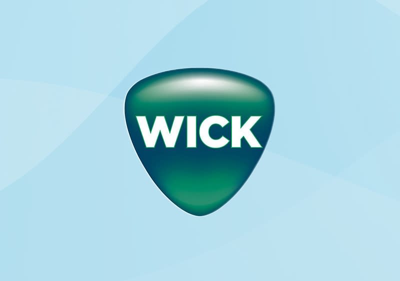 Eine blaue Verpackung von Wick VapoRub Erkältungssalbe mit der Aufschrift „Einfache Anwendung“ neben einem blauen Behälter. Pflichttext: Arzneimittel. WICK VapoRub Erkältungssalbe. Anwendungsgebiete: Zur Besserung des Befindens bei Erkältungsbeschwerden der Atemwege (Schnupfen, Heiserkeit, Entzündung der Bronchialschleimhaut mit Symptomen wie Husten und Verschleimung). Freiverkäuflich. Stand: Juli 2023. Zu Risiken und Nebenwirkungen lesen Sie die Packungsbeilage und fragen Sie Ihre Ärztin, Ihren Arzt oder in Ihrer Apotheke. Arzneimittel für Kinder unzugänglich aufbewahren.