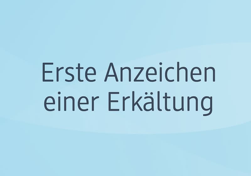 Hellblauer Hintergrund mit dem gut lesbaren Text „Erste Anzeichen einer Erkältung“