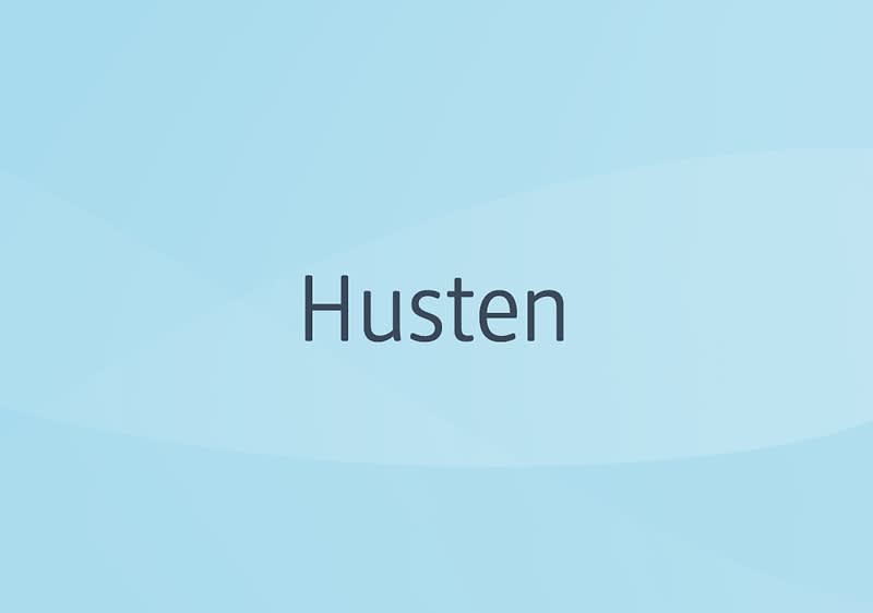 Hellblauer Hintergrund mit dem Wort „Husten“ in dunkelgrauer Schrift