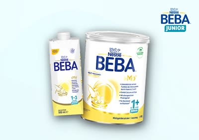 Eine Produktverpackung von Nestlé BEBA Junior mit zwei Verpackungen: links eine weiße Kartonverpackung mit gelbem Design und der Aufschrift „1-3 Jahre, 500 ml“, rechts eine weiße Dose mit gelbem Design und der Aufschrift „1+ Jahre, 800 g“