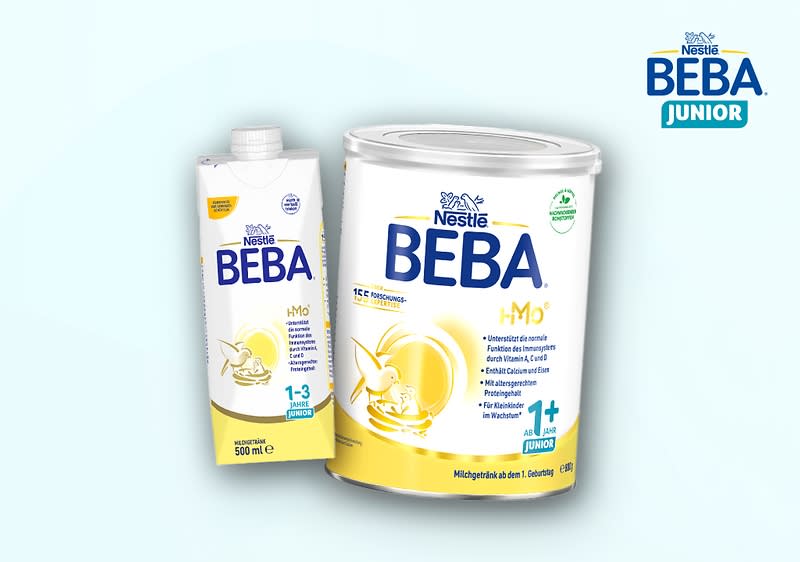 Eine Produktverpackung von Nestlé BEBA Junior mit zwei Verpackungen: links eine weiße Kartonverpackung mit gelbem Design und der Aufschrift „1-3 Jahre, 500 ml“, rechts eine weiße Dose mit gelbem Design und der Aufschrift „1+ Jahre, 800 g“