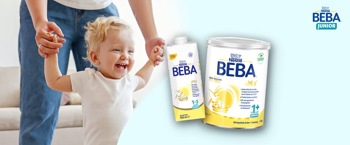 Eine Produktverpackung von Nestlé BEBA Junior mit zwei Verpackungen: links eine weiße Kartonverpackung mit gelbem Design und der Aufschrift „1-3 Jahre, 500 ml“, rechts eine weiße Dose mit gelbem Design und der Aufschrift „1+ Jahre, 800 g“