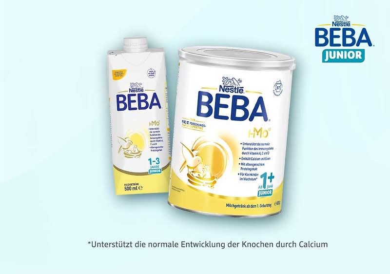 Zwei Produktverpackungen von Nestlé BEBA Junior, links ein weißer Getränkekarton mit blauer Aufschrift und gelbem Design, rechts eine weiße Dose mit gelbem Design und blauer Aufschrift, beide mit der Kennzeichnung „1+“ und „1-3 Jahre“