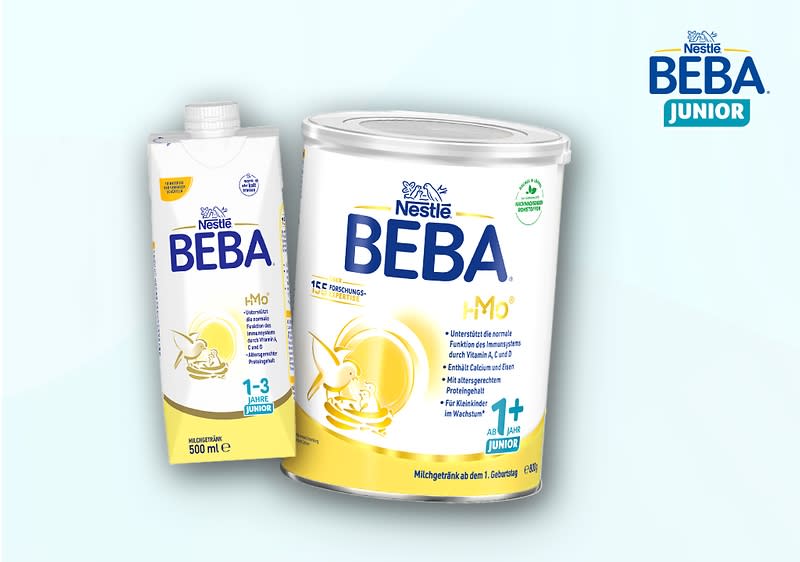 Zwei Produktverpackungen von Nestlé BEBA Junior, links ein weißer Getränkekarton mit blauer Aufschrift und gelbem Design, rechts eine weiße Dose mit gelbem Design und blauer Aufschrift, beide mit der Kennzeichnung „1+“ und „1-3 Jahre“