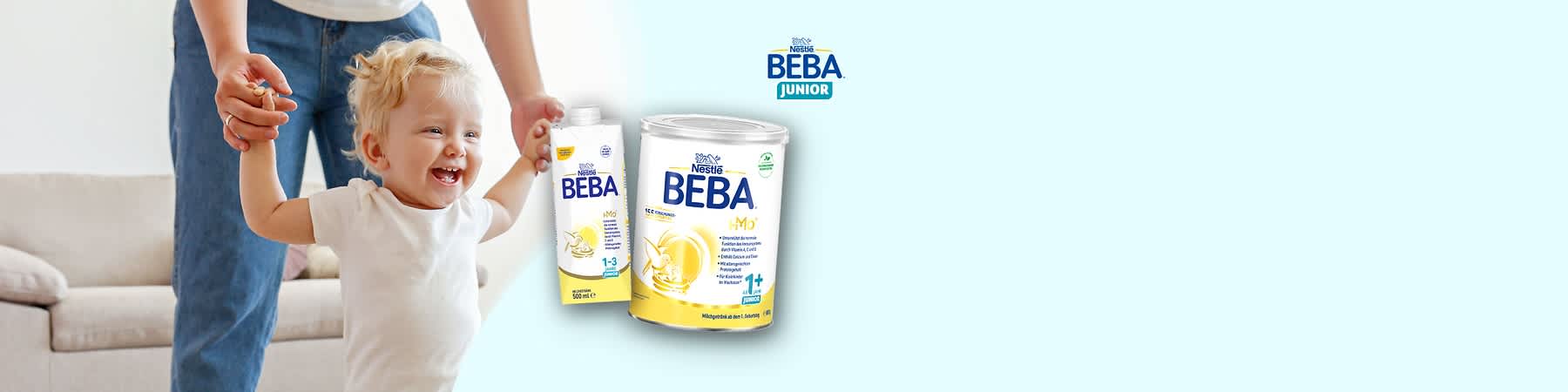 Zwei Produktverpackungen von Nestlé BEBA Junior, links ein weißer Getränkekarton mit blauer Aufschrift und gelbem Design, rechts eine weiße Dose mit gelbem Design und blauer Aufschrift, beide mit der Kennzeichnung „1+“ und „1-3 Jahre“