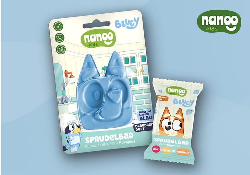 Eine Produktverpackung mit einem blauen Sprudelbad in Form eines Hundes, Aufschrift „nanoo kids Bluey“ und „Sprudelbad Blaubeerduft“, daneben eine Verpackung mit einem Hundebild und der Aufschrift „Bluey Sprudelbad Blaubeerduft“
