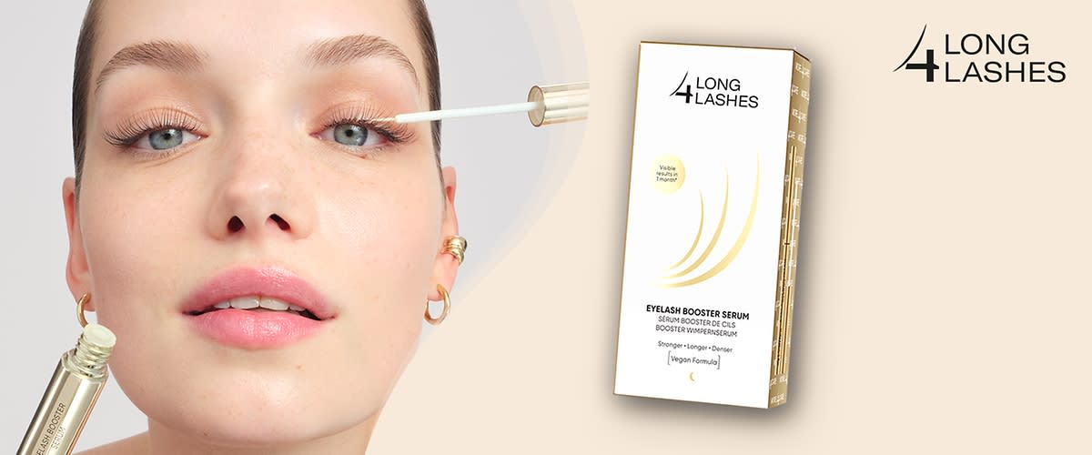 Eine goldene Verpackung mit der Aufschrift „Long 4 Lashes Eyelash Booster Serum“ neben einem goldenen Fläschchen mit identischer Aufschrift