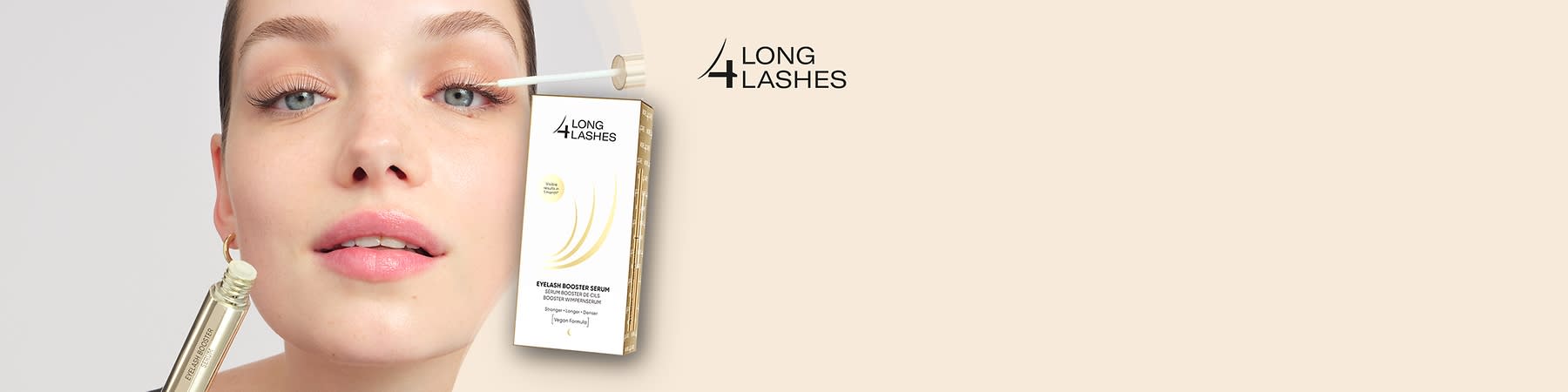 Eine weiße Verpackung mit goldenen Linien und der Aufschrift „EYELASH BOOSTER SERUM“ sowie „Long 4 Lashes“ in Schwarz. Oben rechts das Logo „Long 4 Lashes“