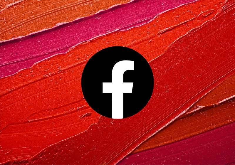Das Logo von Facebook auf einem Hintergrund aus roten und orangefarbenen Pinselstrichen