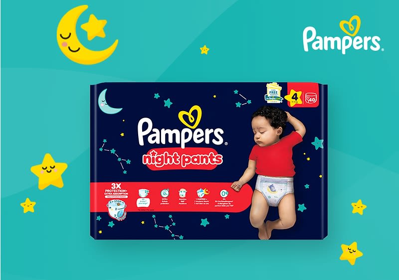 Produktverpackung von Pampers Night Pants mit einem schlafenden Baby in rotem Shirt und weißer Windel, Aufschrift „3x trockener“, Größe 4, dunkelblauer Hintergrund mit Mond und Sternen, Pampers-Logo oben rechts