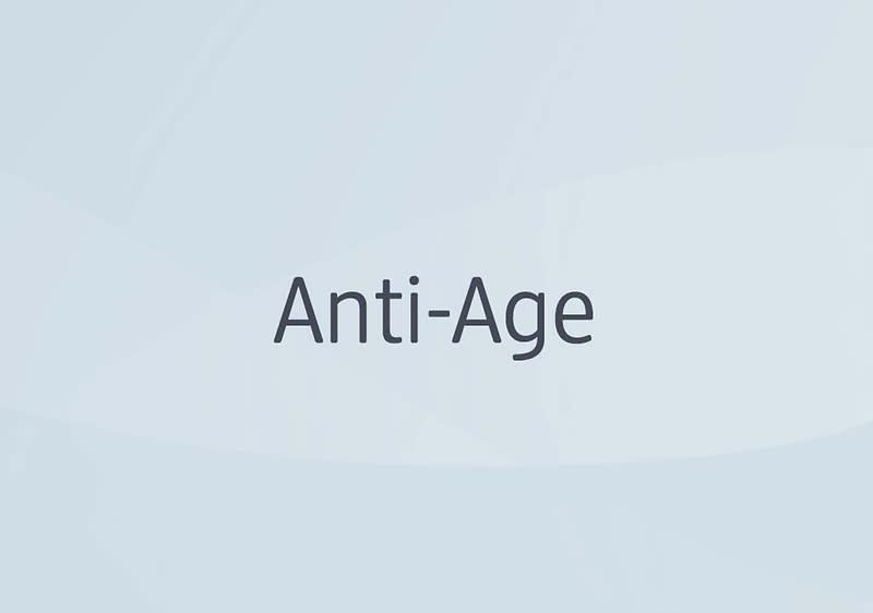 Der Text „Anti-Age“ steht in dunkler Schrift auf einem hellrosa Hintergrund