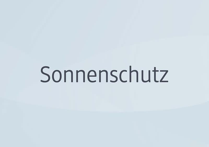 Der Text „Sonnenschutz“ auf einem hellrosa Hintergrund