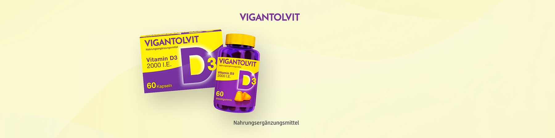 Eine gelbe Verpackung mit lila Schrift zeigt die Aufschrift „VIGANTOLVIT Nahrungsergänzungsmittel Vitamin D3 2000 I.E. 60 Kapseln“. Daneben eine lila Flasche mit gelbem Deckel und der Aufschrift „VIGANTOLVIT Vitamin D3 2000 I.E. 60 Weichgummis“. Oben rechts steht „VIGANTOLVIT“ in lila Schrift, darunter "Nahrungsergänzungsmittel"