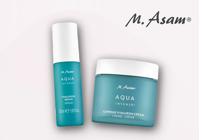 Zwei Produktverpackungen der Marke M. Asam, links ein blaues Hyaluron Serum mit der Aufschrift „Aqua Intense Hyaluron Serum 30 ml“, rechts eine blaue Creme-Dose mit der Aufschrift „Aqua Intense Supreme Hyaluron Cream“