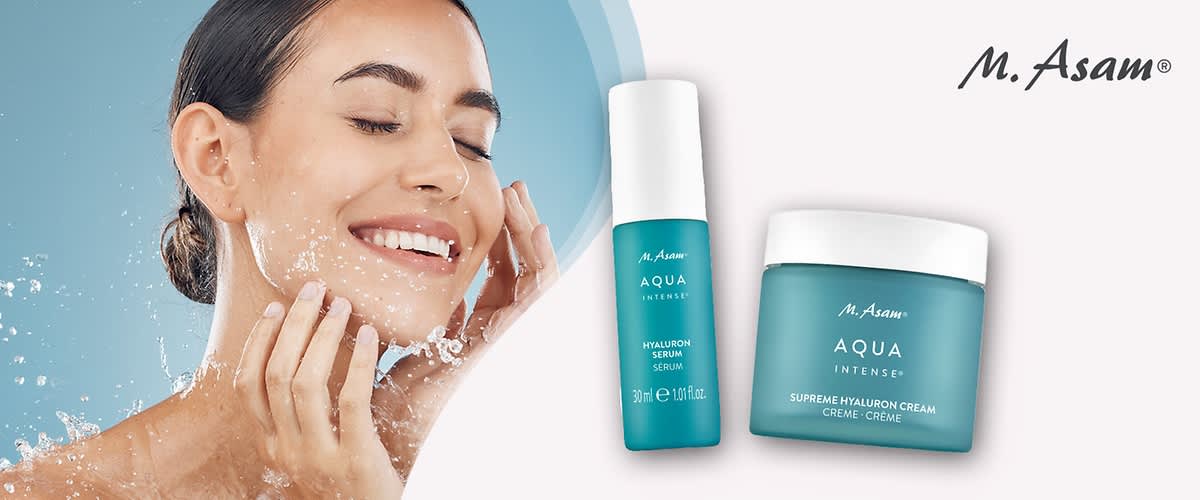 Zwei Produktverpackungen der Marke M. Asam, links ein blaues Hyaluron Serum mit der Aufschrift „Aqua Intense Hyaluron Serum 30 ml“, rechts eine blaue Creme-Dose mit der Aufschrift „Aqua Intense Supreme Hyaluron Cream“