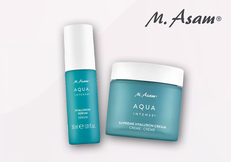 Zwei Produktverpackungen der Marke M. Asam, links ein blaues Hyaluron Serum mit der Aufschrift „Aqua Intense“ und rechts eine blaue Supreme Hyaluron Creme mit der Aufschrift „Aqua Intense“