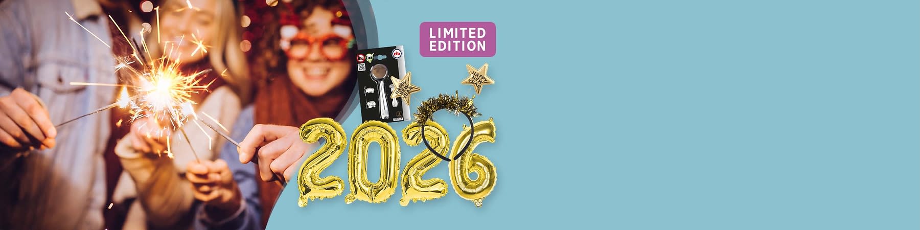 Eine Hand hält eine brennende Wunderkerze, daneben goldene Luftballons in Form der Zahl 2026, ein Haarreif mit goldenen Sternen und ein Produktset mit Partyartikeln, oben rechts ein lila Schild mit der Aufschrift „Limited Edition“