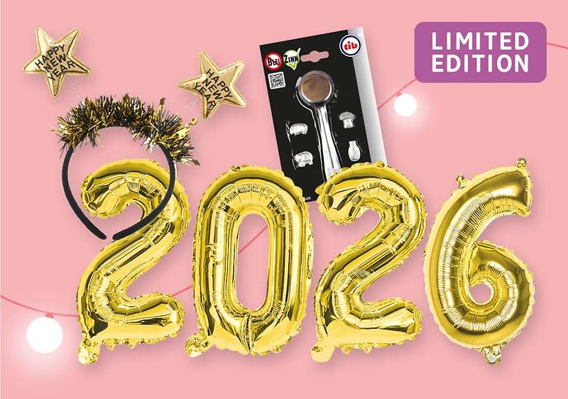 Eine Hand hält eine brennende Wunderkerze, daneben goldene Luftballons in Form der Zahl 2026, ein Haarreif mit goldenen Sternen und ein Produktset mit Partyartikeln, oben rechts ein lila Schild mit der Aufschrift „Limited Edition“