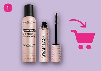 Eine rosa Sprühflasche mit der Aufschrift „Revolution Superfix Super Hold Misting Spray“ und eine geöffnete Mascara mit der Aufschrift „Wrap Lash“ vor einem lila Hintergrund mit einem rosa Einkaufswagensymbol