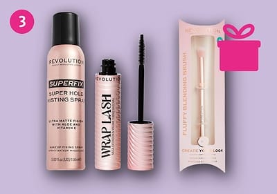 Drei Kosmetikprodukte von Revolution auf einem lila Hintergrund, links ein Superfix Fixierspray mit Aloe und Vitamin E, in der Mitte eine Wrap Lash Mascara, rechts ein Fluffy Blending Brush in einer Verpackung mit der Aufschrift „Create Your Look“