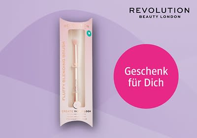 Eine Verpackung mit einem Fluffy Blending Brush von Revolution Beauty London, daneben ein pinker Kreis mit weißer Aufschrift „Geschenk für Dich“