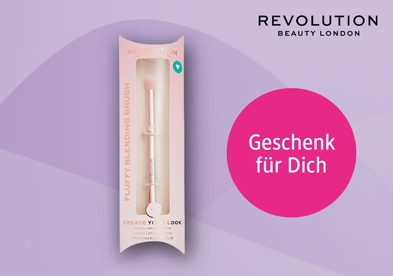 Eine Verpackung mit einem Fluffy Blending Brush von Revolution Beauty London, daneben ein pinker Kreis mit weißer Aufschrift „Geschenk für Dich“