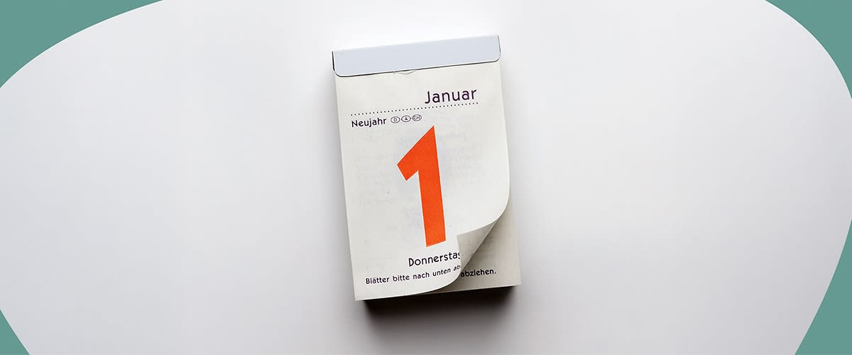 Ein Abreißkalender zeigt den 1. Januar mit der Aufschrift „Neujahr“ und „Donnerstag“ in schwarzer Schrift auf weißem Hintergrund, die Zahl „1“ ist groß und orange