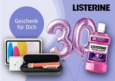 Listerine Logo oben rechts, lila Mundspülungsflasche mit Aufschrift „Listerine Total Care Zahn Schutz“, links ein schwarzes Etui mit rosa Zahnbürste, daneben ein Tablet mit Farbverlauf, Text „Geschenk für Dich“, Testsieger-Siegel von Stiftung Warentest mit Bewertung „Sehr gut (1,4)“ und Hinweis auf Ausgabe 03/2025