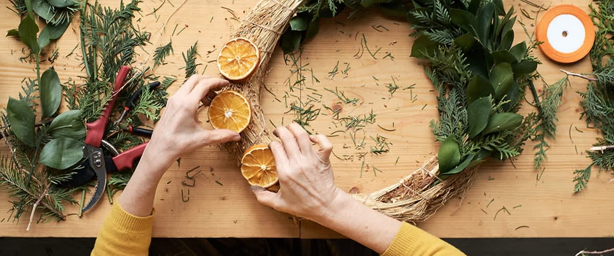 Silhouetten verschiedener Kosmetikflaschen in bunten Pastellfarben, darunter Flaschen mit Pump- und Sprühverschluss sowie Tuben