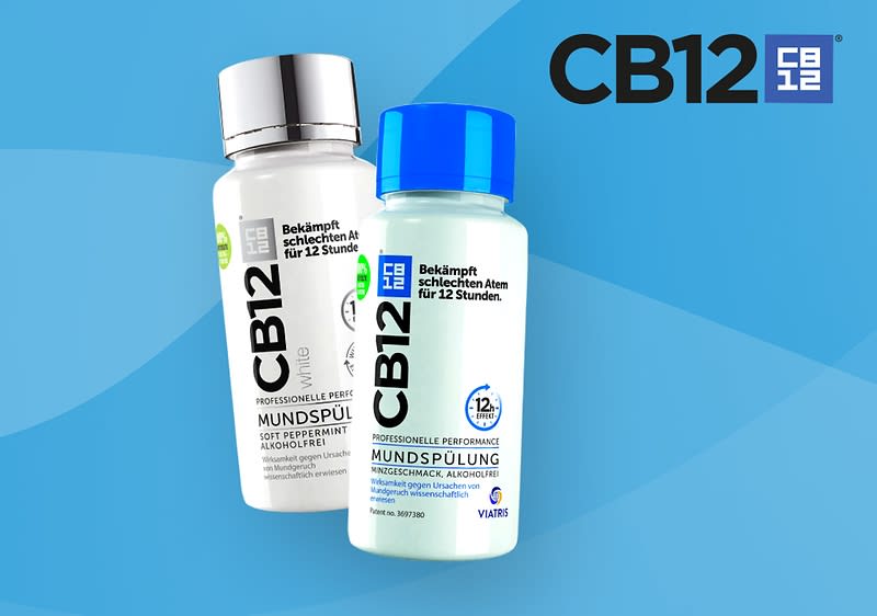 Zwei Flaschen CB12 Mundspülung vor einem blauen Hintergrund, eine in Weiß und eine in Hellblau, mit der Aufschrift „Bekämpft schlechten Atem für 12 Stunden“ und dem CB12 Logo oben rechts.