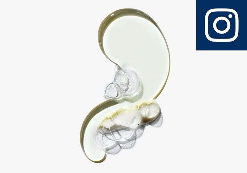 Eine klare Flüssigkeit mit Luftblasen in einer geschwungenen Form auf weißem Hintergrund, oben rechts das Instagram-Logo