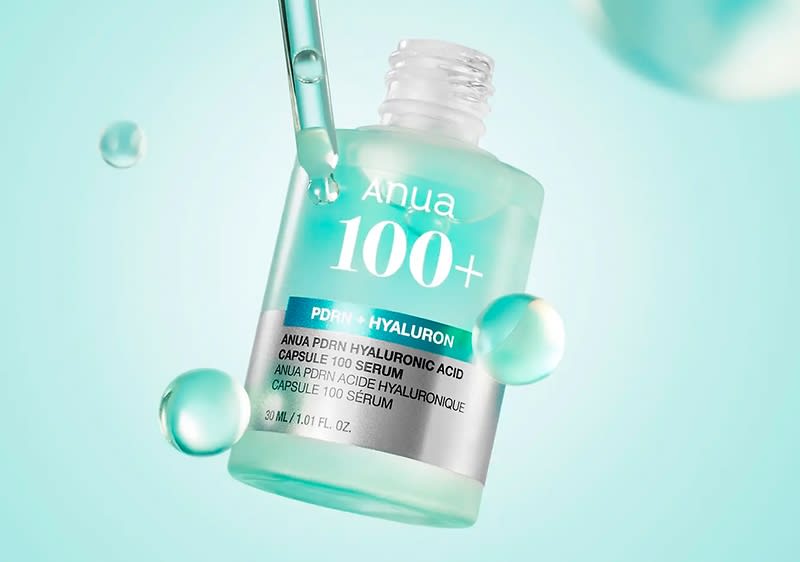 Eine transparente Flasche mit türkisfarbenem Serum und der Aufschrift „Anua 100+ PDRN + Hyaluron Acid Capsule 100 Serum“