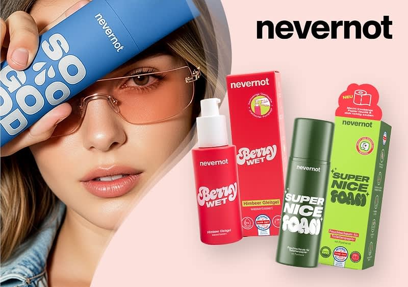 Zwei Produktverpackungen von nevernot, links eine rote Flasche mit der Aufschrift „Berry Wet“ und rechts eine grüne Flasche mit der Aufschrift „Super Nice Foam“, daneben die passenden Kartons in Rot und Grün mit zusätzlichen Aufschriften wie „Pfirsich-Orangen“ und „Super Nice Foam“