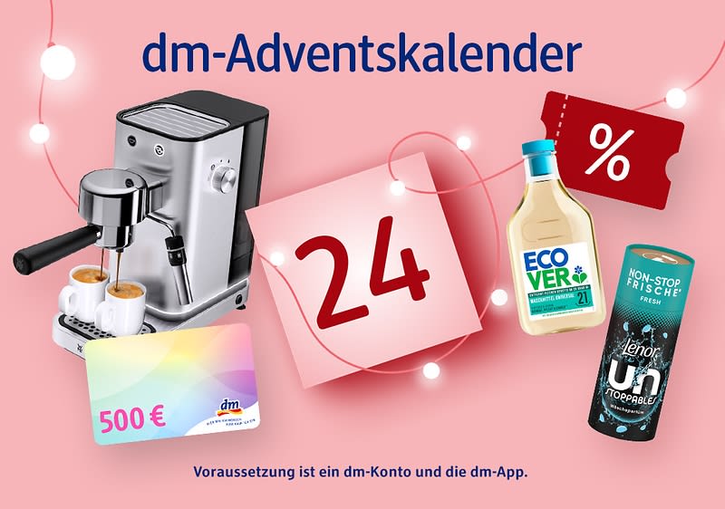 Ein rosa Hintergrund zeigt den dm-Adventskalender mit einer Espressomaschine, zwei Tassen, einer dm-Geschenkkarte über 500 Euro, einer Flasche Essigreiniger von EcoVer, einer Dose Non-Stop Frische von Lenor und einem roten Rabattzeichen mit Prozentzeichen. Darunter steht der Text „Voraussetzung ist ein dm-Konto und die dm-App“