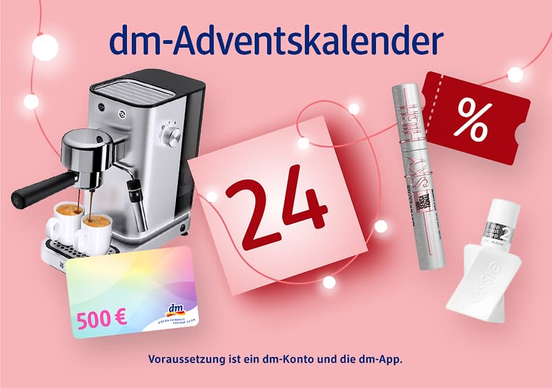 Ein rosa Hintergrund mit dem Text „dm-Adventskalender“ oben. Eine silberne Espressomaschine mit zwei gefüllten Tassen, ein dm-Geschenkgutschein über 500 €, ein roter Rabattcoupon mit Prozentzeichen, ein silberner Lippenstift und ein weißes Parfümfläschchen. In der Mitte eine rote 24 auf einem rosa Quadrat. Unten steht „Voraussetzung ist ein dm-Konto und die dm-App“