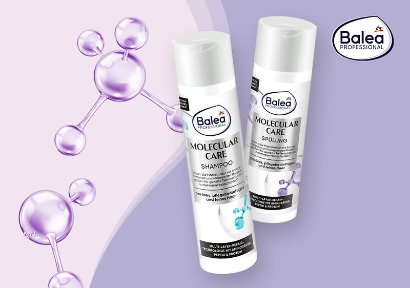 Drei weiße Flaschen der Marke Balea Professional mit der Aufschrift „Molecular Care“ für Shampoo, Spülung und Haarkur auf einem lila Hintergrund mit Molekül-Illustrationen