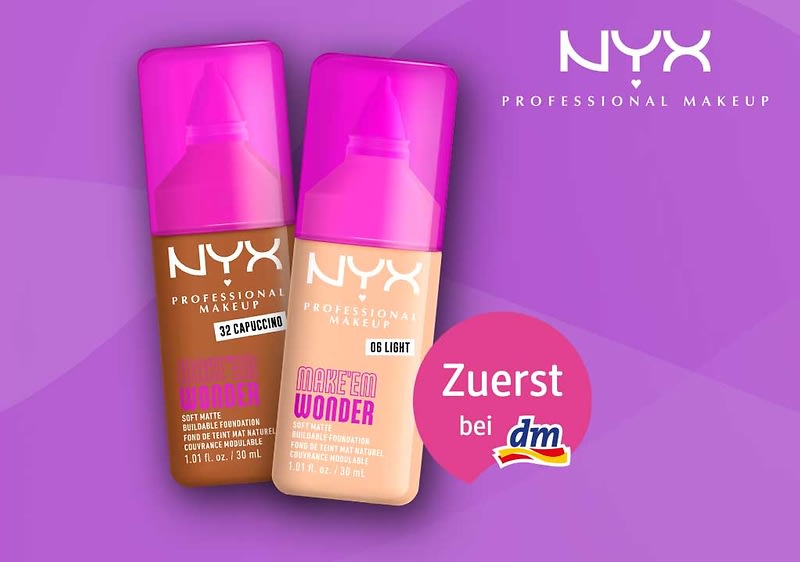 Zwei Flaschen NYX Professional Makeup Foundation mit pinken Verschlüssen vor einem lilafarbenen Hintergrund, links die Farbe 22 Cappuccino, rechts die Farbe 06 Light, daneben ein rosa Kreis mit der Aufschrift „Zuerst bei dm“