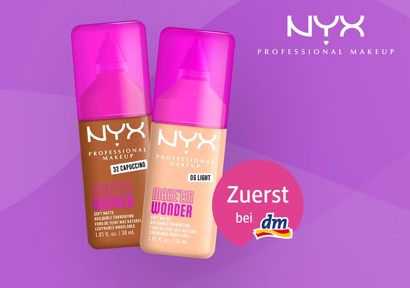 Zwei Flaschen NYX Professional Makeup Foundation mit pinken Verschlüssen vor einem lilafarbenen Hintergrund, links die Farbe 22 Cappuccino, rechts die Farbe 06 Light, daneben ein rosa Kreis mit der Aufschrift „Zuerst bei dm“