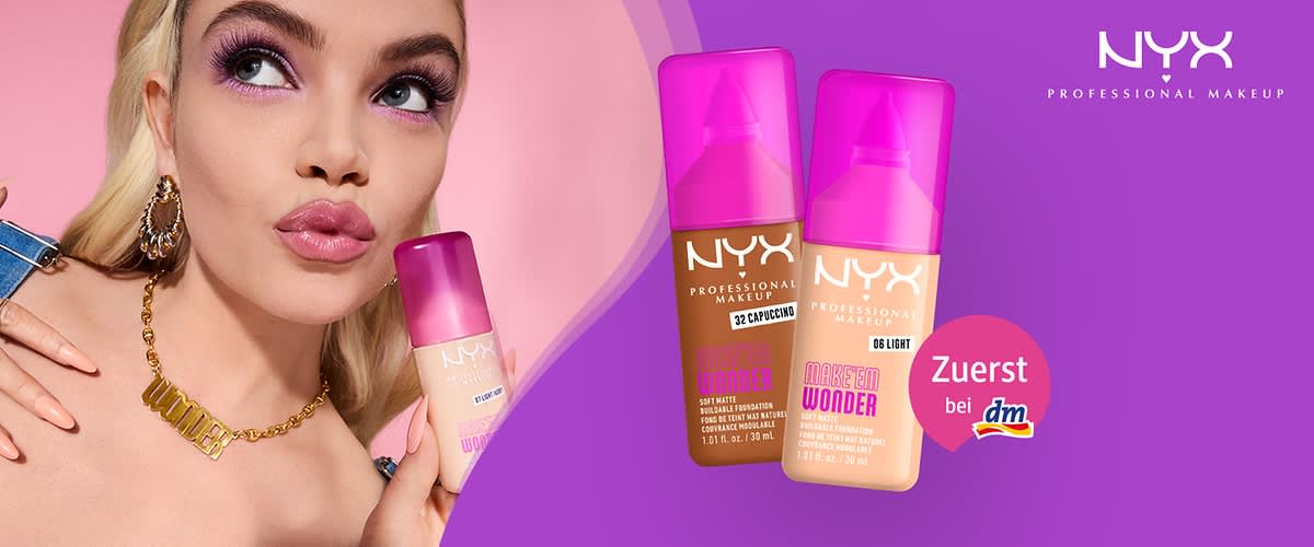 Zwei Flaschen NYX Professional Makeup Foundation mit pinken Verschlüssen vor einem lilafarbenen Hintergrund, links die Farbe 22 Cappuccino, rechts die Farbe 06 Light, daneben ein rosa Kreis mit der Aufschrift „Zuerst bei dm“