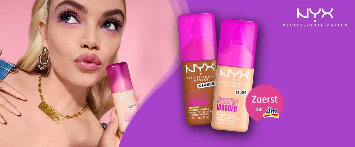 Zwei Flaschen NYX Professional Makeup Foundation mit pinken Verschlüssen vor einem lilafarbenen Hintergrund, links die Farbe 22 Cappuccino, rechts die Farbe 06 Light, daneben ein rosa Kreis mit der Aufschrift „Zuerst bei dm“