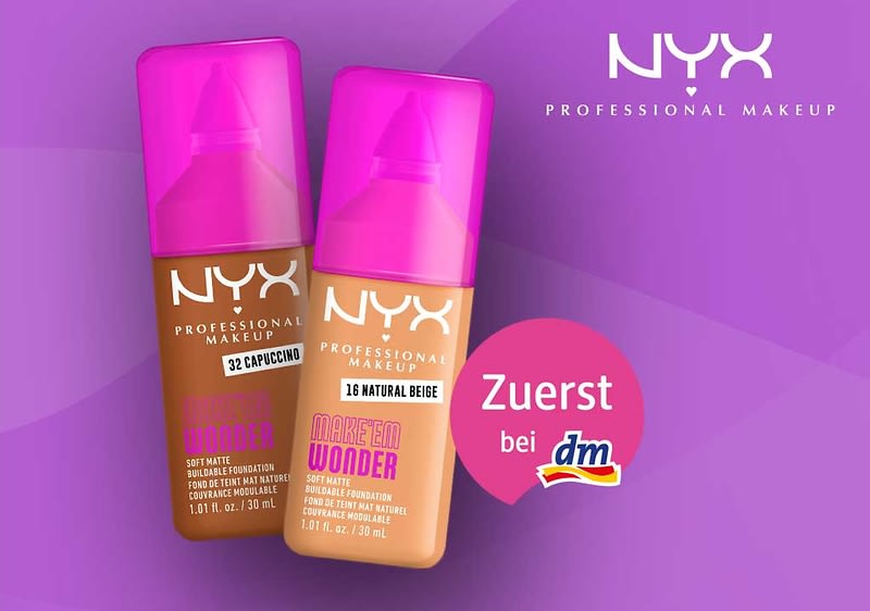 Zwei Flaschen NYX Professional Makeup Foundation mit pinken Verschlüssen, links in der Farbe 32 Cappuccino und rechts in der Farbe 06 Light, daneben ein Kreis mit der Aufschrift „Zuerst bei dm“