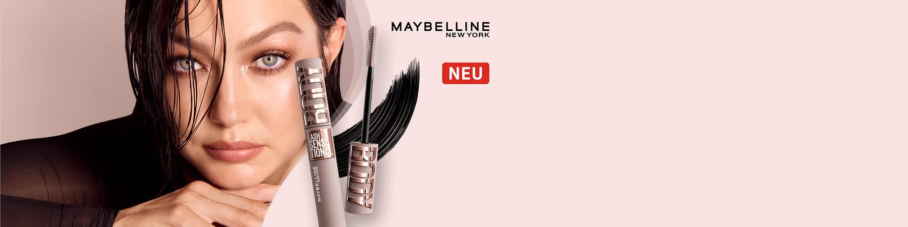 Eine Mascara von Maybelline New York mit der Aufschrift „Lash Sensational Body“ und einem Bürstchen, daneben ein rotes Rechteck mit dem Wort „NEU“
