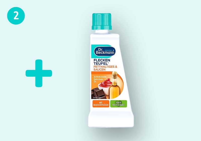 Eine weiße Flasche mit türkisfarbenem Deckel, darauf die Aufschrift „Dr. Beckmann Fleckenteufel Fett, Teigiges & Saucen“ mit Bildern von Schokolade, Ketchup und Öl, daneben ein türkisfarbenes Pluszeichen und die Zahl 2