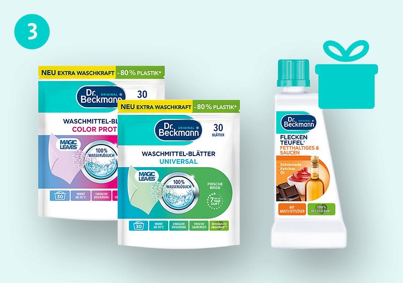 Zwei Packungen Dr. Beckmann Waschmittel-Blätter, eine für Color Protection und eine für Universal, jeweils mit der Aufschrift „NEU EXTRA WASCHKRAFT“ und „80 % PLASTIK“, daneben eine Flasche Dr. Beckmann Flecken Teufel für Teeflecken und Saucen