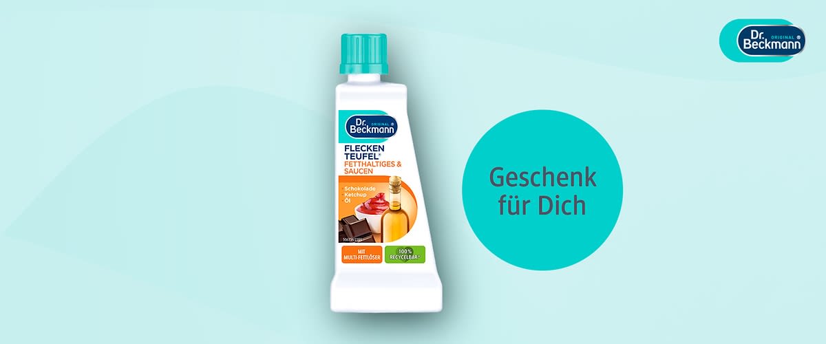 Eine weiße Flasche mit türkisfarbenem Deckel, darauf die Aufschrift „Dr. Beckmann Fleckenteufel Fett, Haltiges & Saucen“ und „Geschenk für Dich“ in einem türkisfarbenen Kreis auf hellblauem Hintergrund